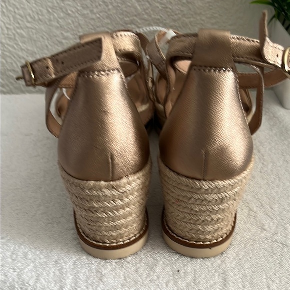 Lucky Brand Women's Rose Gold Sandals - Picture 3 of 11